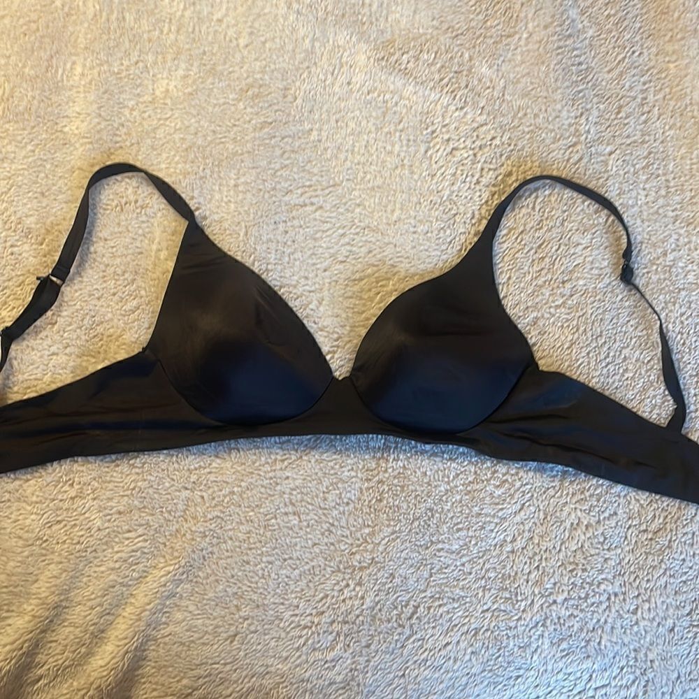 Simple black bra - Picture 2 of 5